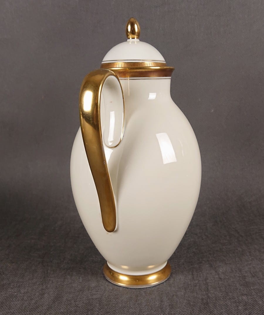 Dzbanek do kawy Księżna. Porcelanowy serwisowy dzbanek do kawy. Atutem tego herbacianego dzbanka jest wykonanie z najwyższej jakości porcelana w pięknym odcieniu koloru ecru i finezyjnych kształtach. Udekorowany efektownymi złoceniami.