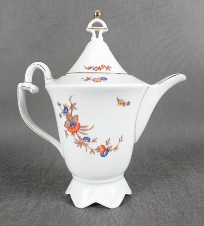 Dzbanek do kawy Sorau, wykonany z białej porcelany, charakteryzuje się klasyczną, elegancką formą, typową dla okresu międzywojennego i stylu Art deco. Ma stożkowaty kształt, rozszerzający się ku podstawie, która jest stabilna i lekko rozkloszowana.