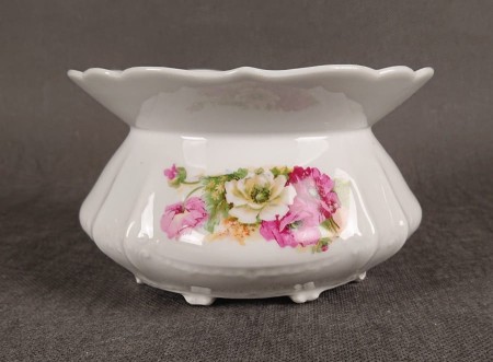 Przedwojenna porcelanowa spluwaczka, zwana również kraszuarką, wyprodukowana w Niemczech. Wykonana z białej, szkliwionej porcelany i składa się z dwóch głównych, połączonych ze sobą części: dolnej, pękatej, oraz górnej, o szeroko rozchylonym kołnierzu.