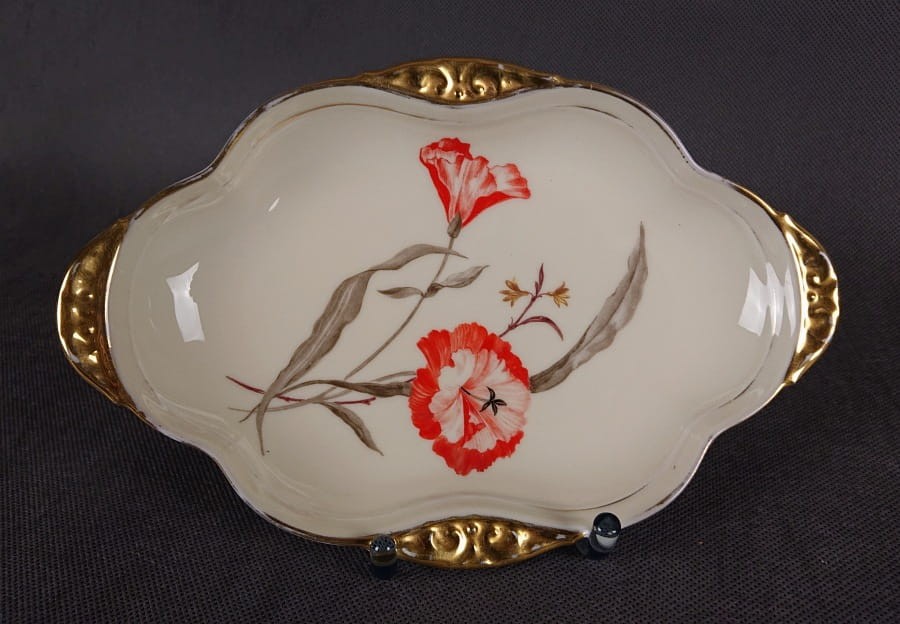 Kunsztowna patera Thomas wykonany z najwyższej jakości porcelany w kolorze ecru. Dekorowany motywami kwiatowymi w kolorze czerwieni i zieleni oraz złoceniami. Patera idealny do kolekcji.