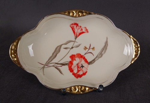 Kunsztowna patera Thomas wykonany z najwyższej jakości porcelany w kolorze ecru. Dekorowany motywami kwiatowymi w kolorze czerwieni i zieleni oraz złoceniami. Patera idealny do kolekcji.