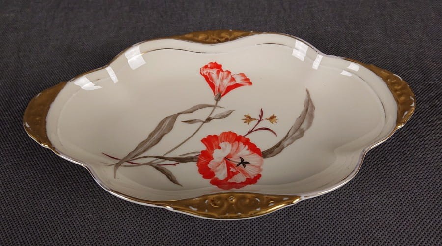 Kunsztowna patera Thomas wykonany z najwyższej jakości porcelany w kolorze ecru. Dekorowany motywami kwiatowymi w kolorze czerwieni i zieleni oraz złoceniami. Patera idealny do kolekcji.