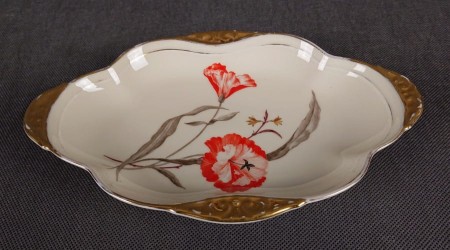 Kunsztowna patera Thomas wykonany z najwyższej jakości porcelany w kolorze ecru. Dekorowany motywami kwiatowymi w kolorze czerwieni i zieleni oraz złoceniami. Patera idealny do kolekcji.
