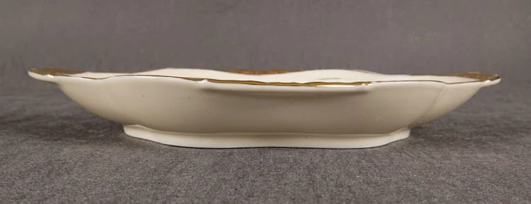 Kunsztowna patera Thomas wykonany z najwyższej jakości porcelany w kolorze ecru. Dekorowany motywami kwiatowymi w kolorze czerwieni i zieleni oraz złoceniami. Patera idealny do kolekcji.