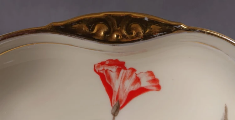 Kunsztowna patera Thomas wykonany z najwyższej jakości porcelany w kolorze ecru. Dekorowany motywami kwiatowymi w kolorze czerwieni i zieleni oraz złoceniami. Patera idealny do kolekcji.