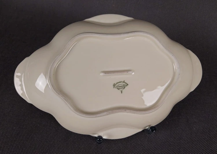 Kunsztowna patera Thomas wykonany z najwyższej jakości porcelany w kolorze ecru. Dekorowany motywami kwiatowymi w kolorze czerwieni i zieleni oraz złoceniami. Patera idealny do kolekcji.