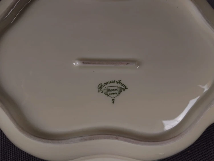 Kunsztowna patera Thomas wykonany z najwyższej jakości porcelany w kolorze ecru. Dekorowany motywami kwiatowymi w kolorze czerwieni i zieleni oraz złoceniami. Patera idealny do kolekcji.