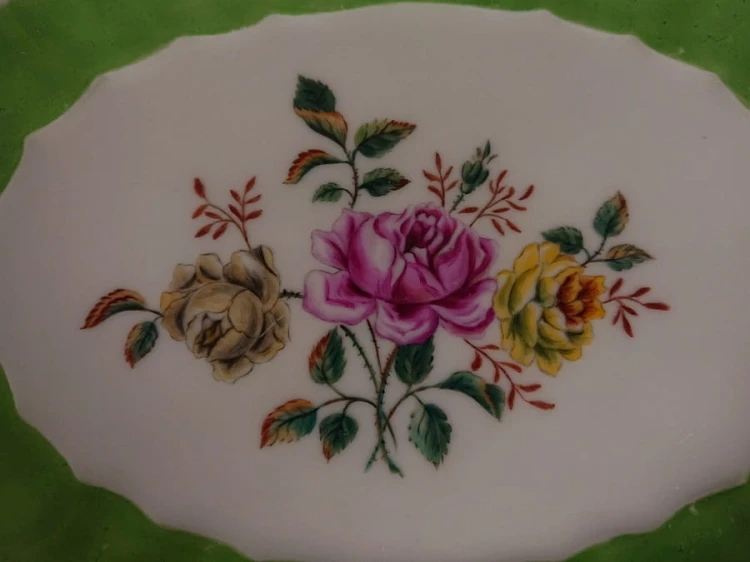 Porcelanowa patera z KPM Berlin, wykonana z białej szkliwionej porcelany, ma owalny kształt z falowanymi brzegami, nawiązującymi do stylu rokoko lub klasycystycznego. Krawędź patery jest podkreślona złoceniem, co dodaje jej elegancji.
