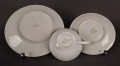 Porcelanowy zestaw śniadaniowy z niemieckiej fabryki Hertel Jacob & Co. to elegancki komplet składający się z filiżanki, spodka i talerza deserowego. Wykonana z białej, szkliwionej porcelany i bogato zdobiona złotymi, reliefowymi i malowanymi wzorami.