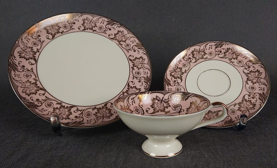 Uroczy zestaw śniadaniowy, o pięknych klasycznych kształtach. Wykonany z bardzo wysokiej klasy porcelany w kolorze ecru. Zestaw składa się z talerzyka deserowego, spodka i filiżanki. Udekorowana na pudrowo różowym tle bogatymi złoconymi.