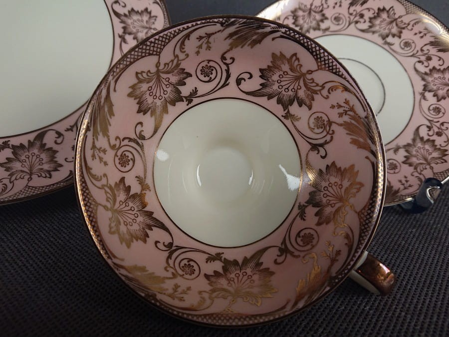 Uroczy zestaw śniadaniowy, o pięknych klasycznych kształtach. Wykonany z bardzo wysokiej klasy porcelany w kolorze ecru. Zestaw składa się z talerzyka deserowego, spodka i filiżanki. Udekorowana na pudrowo różowym tle bogatymi złoconymi.
