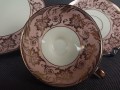 Uroczy zestaw śniadaniowy, o pięknych klasycznych kształtach. Wykonany z bardzo wysokiej klasy porcelany w kolorze ecru. Zestaw składa się z talerzyka deserowego, spodka i filiżanki. Udekorowana na pudrowo różowym tle bogatymi złoconymi.