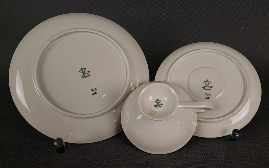 Uroczy zestaw śniadaniowy, o pięknych klasycznych kształtach. Wykonany z bardzo wysokiej klasy porcelany w kolorze ecru. Zestaw składa się z talerzyka deserowego, spodka i filiżanki. Udekorowana na pudrowo różowym tle bogatymi złoconymi.