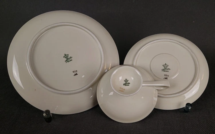 Uroczy zestaw śniadaniowy, o pięknych klasycznych kształtach. Wykonany z bardzo wysokiej klasy porcelany w kolorze ecru. Zestaw składa się z talerzyka deserowego, spodka i filiżanki. Udekorowana na pudrowo różowym tle bogatymi złoconymi.