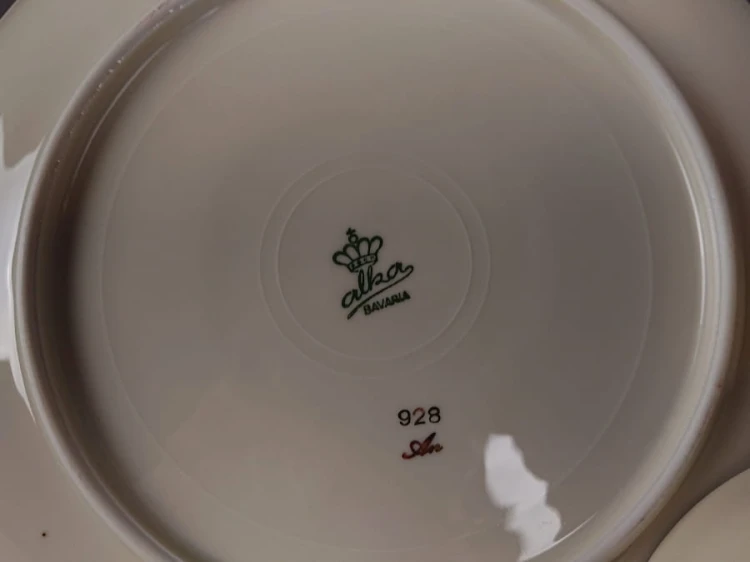 Uroczy zestaw śniadaniowy, o pięknych klasycznych kształtach. Wykonany z bardzo wysokiej klasy porcelany w kolorze ecru. Zestaw składa się z talerzyka deserowego, spodka i filiżanki. Udekorowana na pudrowo różowym tle bogatymi złoconymi.