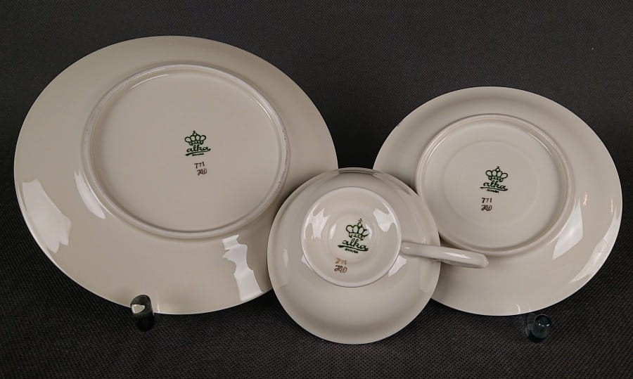 Śliczny zestaw śniadaniowy, o pięknych klasycznych kształtach. Wykonany z bardzo wysokiej klasy porcelany w kolorze ecru. Zestaw składa się z talerzyka deserowego, spodka i filiżanki. Udekorowana na zielonym tle bogatymi złoconymi.