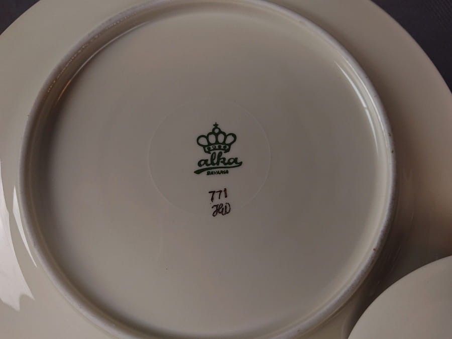 Śliczny zestaw śniadaniowy, o pięknych klasycznych kształtach. Wykonany z bardzo wysokiej klasy porcelany w kolorze ecru. Zestaw składa się z talerzyka deserowego, spodka i filiżanki. Udekorowana na zielonym tle bogatymi złoconymi.