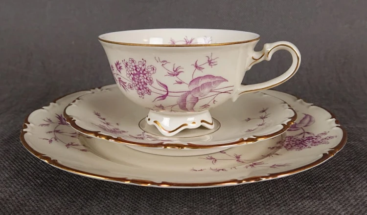 Porcelanowy zestaw śniadaniowy niemieckiej fabryki Porzellanfabrik Lettin – Heinrich Baensch pochodzi z lat powojennych (lata 50. XX w.). W skład kompletu wchodzi filiżanka na stopce, spodek i talerz śniadaniowy, wszystkie wykonane z delikatnie kremowej.