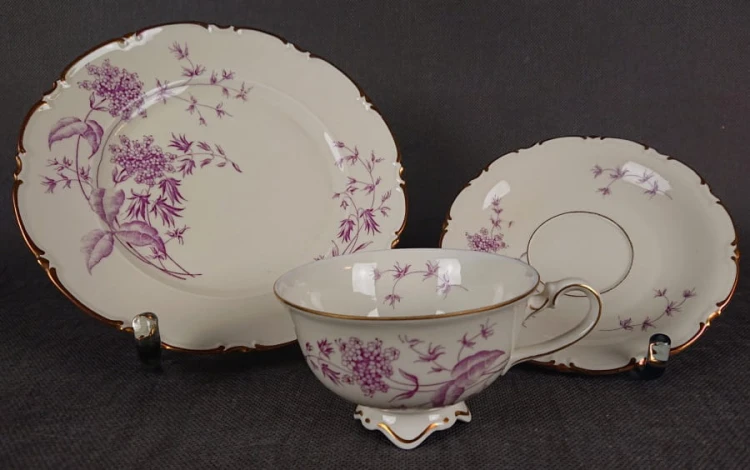 Porcelanowy zestaw śniadaniowy niemieckiej fabryki Porzellanfabrik Lettin – Heinrich Baensch pochodzi z lat powojennych (lata 50. XX w.). W skład kompletu wchodzi filiżanka na stopce, spodek i talerz śniadaniowy, wszystkie wykonane z delikatnie kremowej.