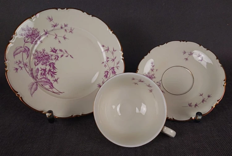 Porcelanowy zestaw śniadaniowy niemieckiej fabryki Porzellanfabrik Lettin – Heinrich Baensch pochodzi z lat powojennych (lata 50. XX w.). W skład kompletu wchodzi filiżanka na stopce, spodek i talerz śniadaniowy, wszystkie wykonane z delikatnie kremowej.