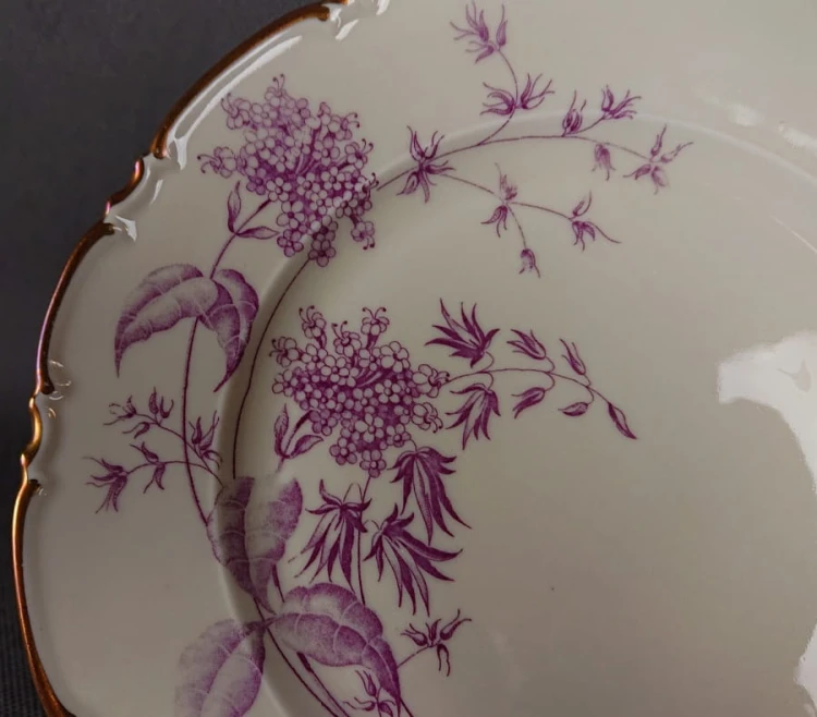 Porcelanowy zestaw śniadaniowy niemieckiej fabryki Porzellanfabrik Lettin – Heinrich Baensch pochodzi z lat powojennych (lata 50. XX w.). W skład kompletu wchodzi filiżanka na stopce, spodek i talerz śniadaniowy, wszystkie wykonane z delikatnie kremowej.