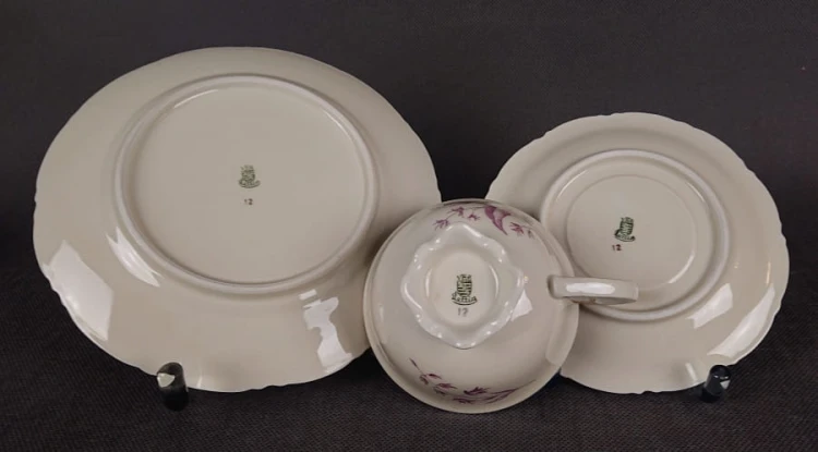 Porcelanowy zestaw śniadaniowy niemieckiej fabryki Porzellanfabrik Lettin – Heinrich Baensch pochodzi z lat powojennych (lata 50. XX w.). W skład kompletu wchodzi filiżanka na stopce, spodek i talerz śniadaniowy, wszystkie wykonane z delikatnie kremowej.