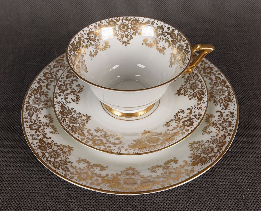 Porcelanowe trio o nietypowych kształtach i kwiatowych złotych dekoracjach, to jej wielkie atuty. Zestaw śniadaniowy wykonany został z najwyższej jakości porcelany w kolorze śnieżno białym. Obficie dekorowany złotymi motywami kwiatowymi.