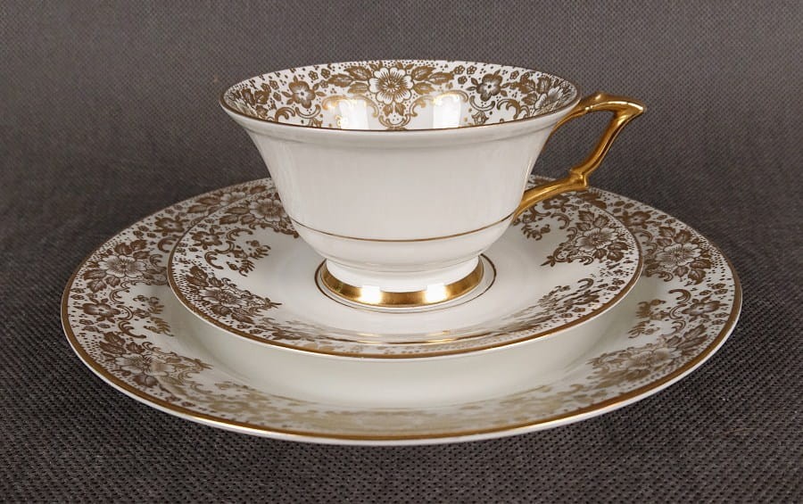 Porcelanowe trio o nietypowych kształtach i kwiatowych złotych dekoracjach, to jej wielkie atuty. Zestaw śniadaniowy wykonany został z najwyższej jakości porcelany w kolorze śnieżno białym. Obficie dekorowany złotymi motywami kwiatowymi.
