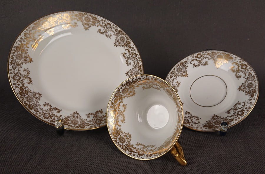 Porcelanowe trio o nietypowych kształtach i kwiatowych złotych dekoracjach, to jej wielkie atuty. Zestaw śniadaniowy wykonany został z najwyższej jakości porcelany w kolorze śnieżno białym. Obficie dekorowany złotymi motywami kwiatowymi.