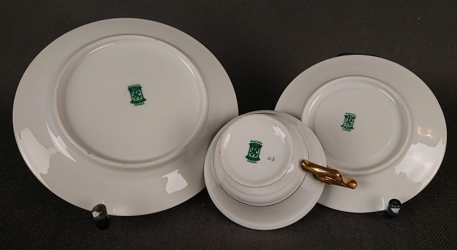 Porcelanowe trio o nietypowych kształtach i kwiatowych złotych dekoracjach, to jej wielkie atuty. Zestaw śniadaniowy wykonany został z najwyższej jakości porcelany w kolorze śnieżno białym. Obficie dekorowany złotymi motywami kwiatowymi.