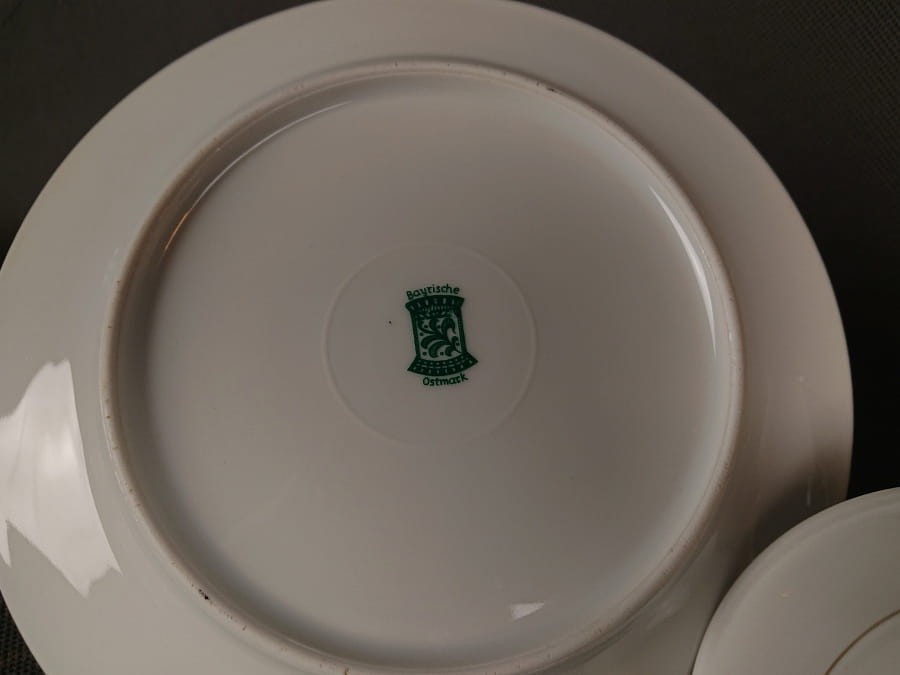 Porcelanowe trio o nietypowych kształtach i kwiatowych złotych dekoracjach, to jej wielkie atuty. Zestaw śniadaniowy wykonany został z najwyższej jakości porcelany w kolorze śnieżno białym. Obficie dekorowany złotymi motywami kwiatowymi.