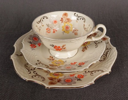 Porcelanowy zestaw śniadaniowy wyprodukowany został w okresie (lata 30.–40. XX wieku) przez renomowaną niemiecką wytwórnię Bareuther Waldsassen, działającą w Bawarii. Zestaw obejmuje filiżankę na dekoracyjnej stopce, spodek oraz talerzyk śniadaniowy.