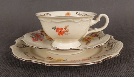 Porcelanowy zestaw śniadaniowy wyprodukowany został w okresie (lata 30.–40. XX wieku) przez renomowaną niemiecką wytwórnię Bareuther Waldsassen, działającą w Bawarii. Zestaw obejmuje filiżankę na dekoracyjnej stopce, spodek oraz talerzyk śniadaniowy.