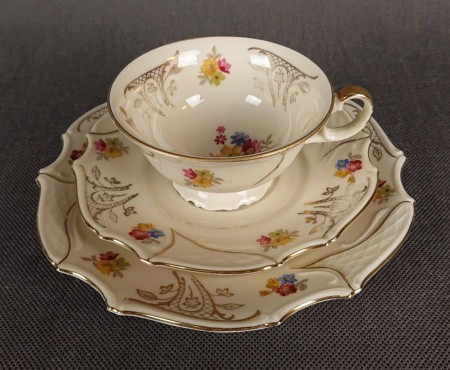 Porcelanowy zestaw śniadaniowy wyprodukowany został w okresie (lata 30.–40. XX wieku) przez renomowaną niemiecką wytwórnię Bareuther Waldsassen, działającą w Bawarii. Zestaw obejmuje filiżankę na dekoracyjnej stopce, spodek oraz talerzyk śniadaniowy.