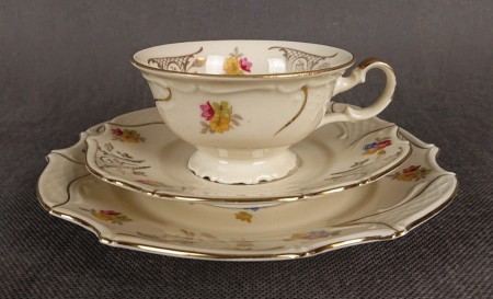 Porcelanowy zestaw śniadaniowy wyprodukowany został w okresie (lata 30.–40. XX wieku) przez renomowaną niemiecką wytwórnię Bareuther Waldsassen, działającą w Bawarii. Zestaw obejmuje filiżankę na dekoracyjnej stopce, spodek oraz talerzyk śniadaniowy.