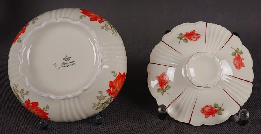 Duża bomboniera w stylu art-deco z porcelany, pochodząca z Dolnego Śląska. Wykonana z porcelany w kolorze ecru o kulistej formie wsparta podstawie w formie falbany, na szczególną uwagę zasługuje finezyjny uchwyt na pokrywce.