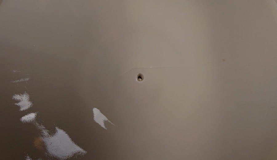 Duża bomboniera w stylu art-deco z porcelany, pochodząca z Dolnego Śląska. Wykonana z porcelany w kolorze ecru o kulistej formie wsparta podstawie w formie falbany, na szczególną uwagę zasługuje finezyjny uchwyt na pokrywce.