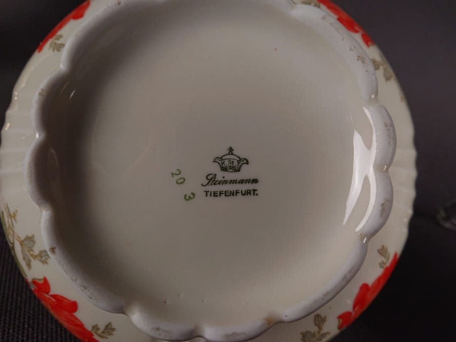 Duża bomboniera w stylu art-deco z porcelany, pochodząca z Dolnego Śląska. Wykonana z porcelany w kolorze ecru o kulistej formie wsparta podstawie w formie falbany, na szczególną uwagę zasługuje finezyjny uchwyt na pokrywce.