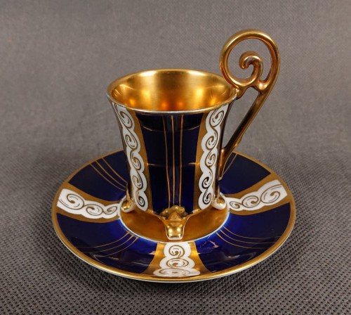 Królewska filiżanka do mokki  Filiżanka ze spodkiem do espresso, wyprodukowana w niemieckiej fabryce porcelany Edelstein, charakteryzuje się bogatym zdobieniem w stylu Empire lub neoklasycystycznym.