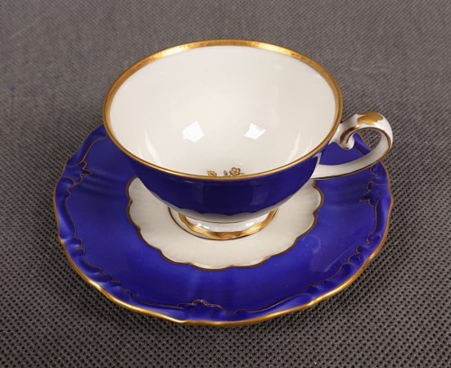 Porcelana Reichenbach, Efektowny zestaw do espresso.  Filiżanka ze spodkiem do espresso, wyprodukowana w niemieckiej fabryce porcelany Reichenbach w latach 1969-1981, charakteryzuje się intensywnym kobaltowym błękitem i bogatymi złoceniami.