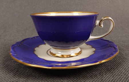 Porcelana Reichenbach, Efektowny zestaw do espresso.  Filiżanka ze spodkiem do espresso, wyprodukowana w niemieckiej fabryce porcelany Reichenbach w latach 1969-1981, charakteryzuje się intensywnym kobaltowym błękitem i bogatymi złoceniami.