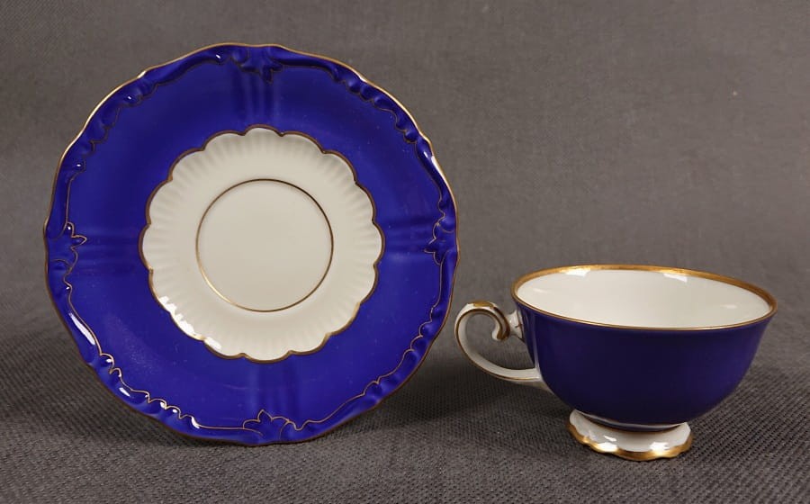 Porcelana Reichenbach, Efektowny zestaw do espresso.  Filiżanka ze spodkiem do espresso, wyprodukowana w niemieckiej fabryce porcelany Reichenbach w latach 1969-1981, charakteryzuje się intensywnym kobaltowym błękitem i bogatymi złoceniami.