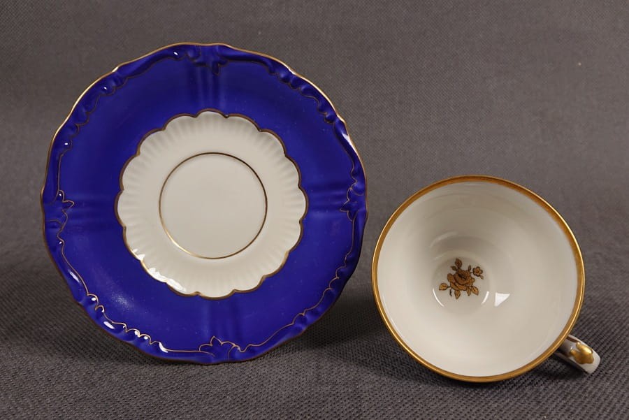 Porcelana Reichenbach, Efektowny zestaw do espresso.  Filiżanka ze spodkiem do espresso, wyprodukowana w niemieckiej fabryce porcelany Reichenbach w latach 1969-1981, charakteryzuje się intensywnym kobaltowym błękitem i bogatymi złoceniami.