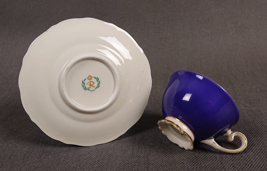Porcelana Reichenbach, Efektowny zestaw do espresso.  Filiżanka ze spodkiem do espresso, wyprodukowana w niemieckiej fabryce porcelany Reichenbach w latach 1969-1981, charakteryzuje się intensywnym kobaltowym błękitem i bogatymi złoceniami.