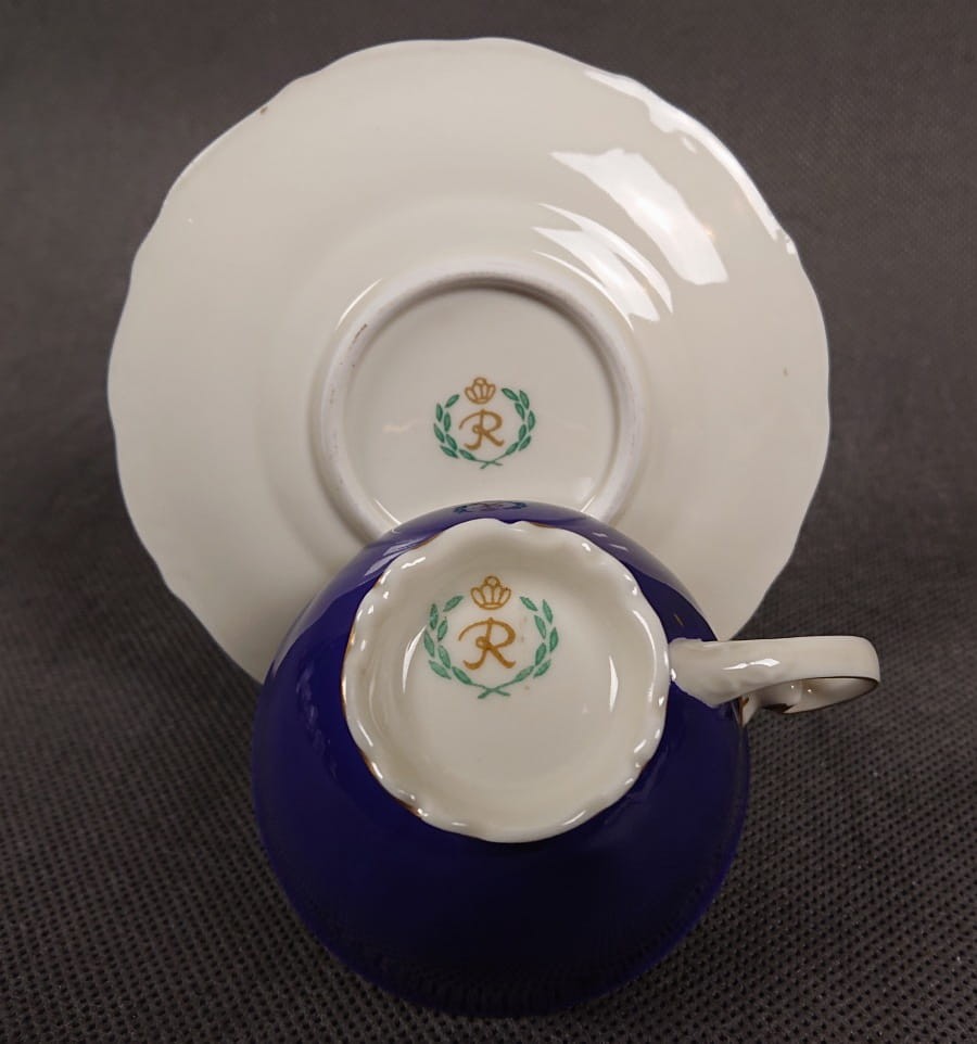 Porcelana Reichenbach, Efektowny zestaw do espresso.  Filiżanka ze spodkiem do espresso, wyprodukowana w niemieckiej fabryce porcelany Reichenbach w latach 1969-1981, charakteryzuje się intensywnym kobaltowym błękitem i bogatymi złoceniami.