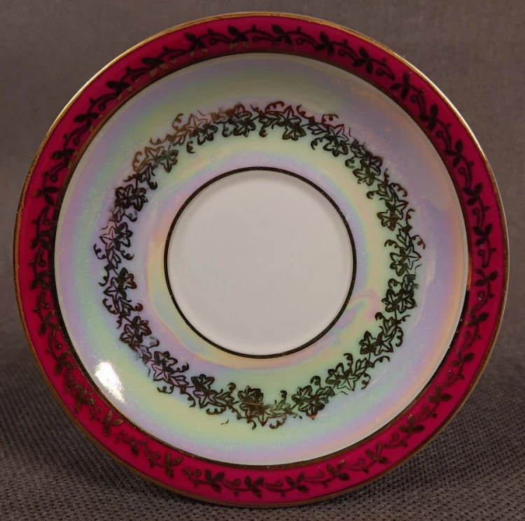 Espresso filiżanka ze scenką Martinroda Fridrich. Porcelanowa filiżanka ze spodkiem do espresso, wyprodukowana w niemieckiej fabryce porcelany Martinroda, prezentuje wyrafinowany styl rokoko, charakteryzuje się bogatym zdobieniami i perłowym połyskiem.