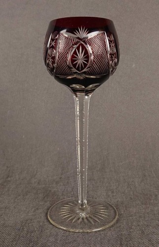 Przedwojenny kielich - Bordowa barwa i piękne szlify