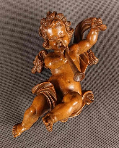 Amor w barokowym stylu z trąbką - Piękna rzeźba w drewnie