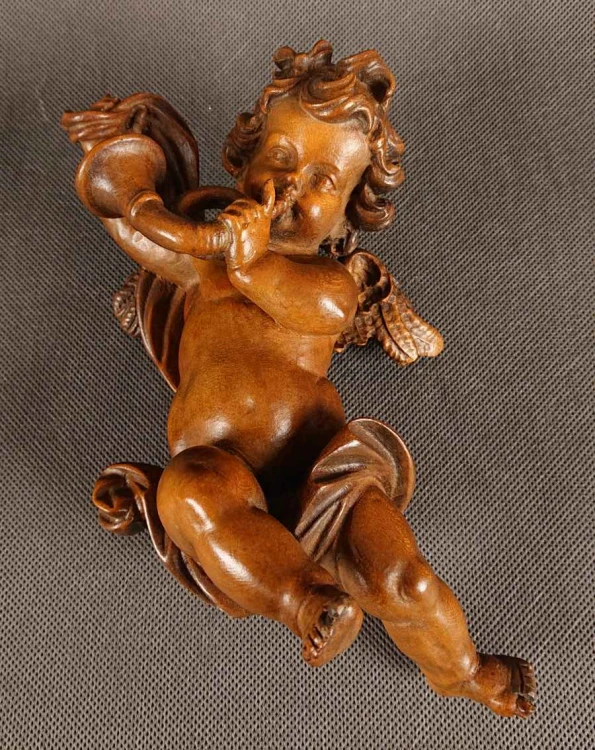 Amor z trąbką w barokowym stylu - Cudowna rzeźba w drewnie