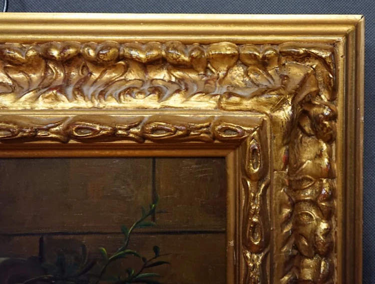 Rama jest bogato rzeźbiona w motywy liści akantu i ornamenty floralne, a jej złota powierzchnia potęguje luksusowy charakter całego obiektu.